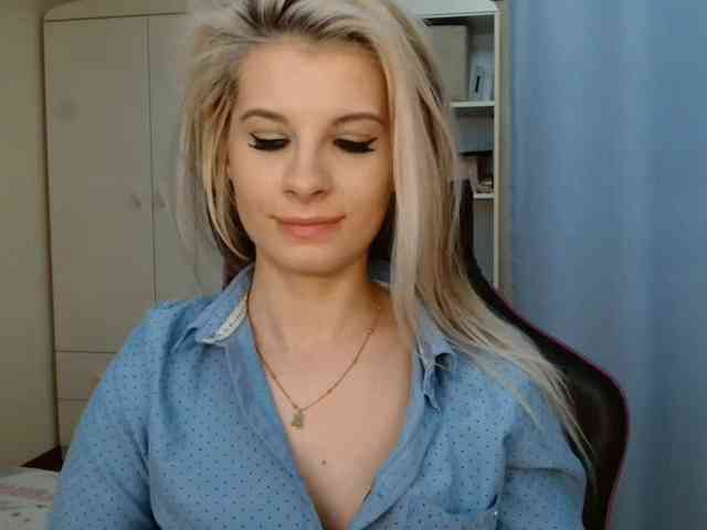 Model: KristineNatural