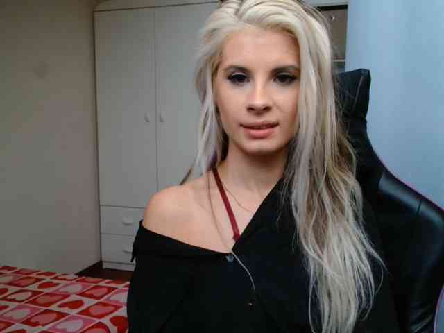 Model: KristineNatural