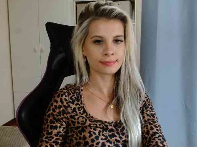 Model: KristineNatural