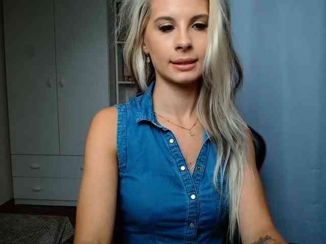 Model: KristineNatural