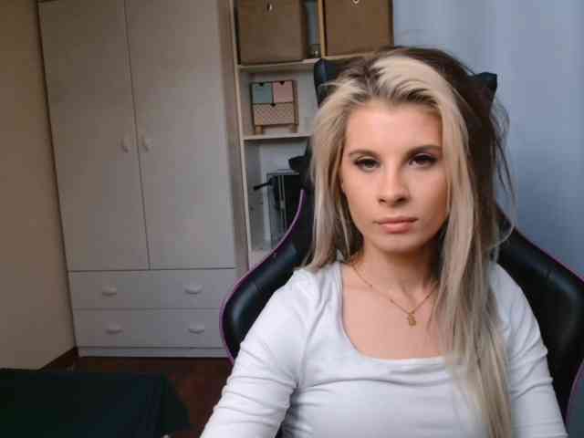Model: KristineNatural