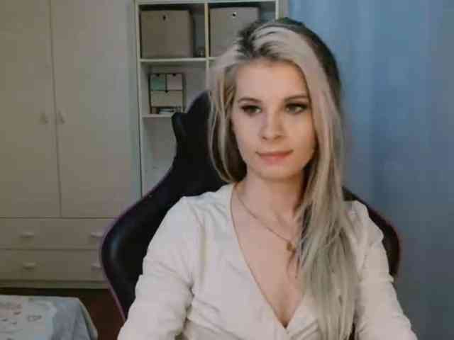 Model: KristineNatural