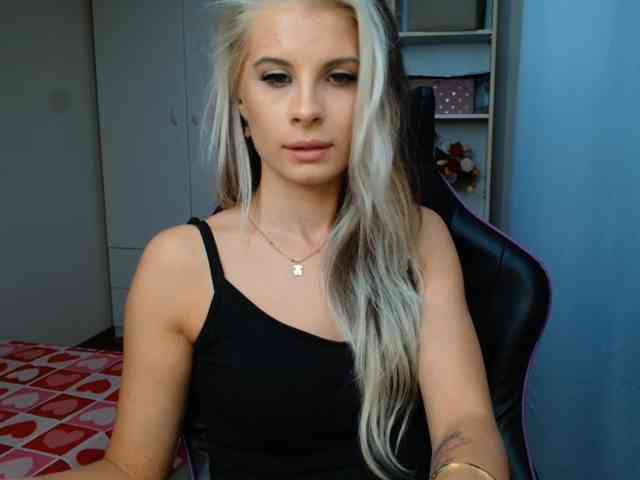 Model: KristineNatural