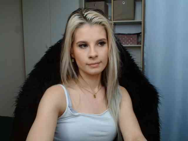 Model: KristineNatural