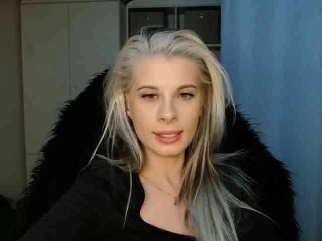 Model: KristineNatural