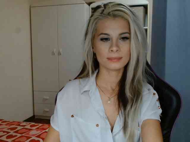 Model: KristineNatural