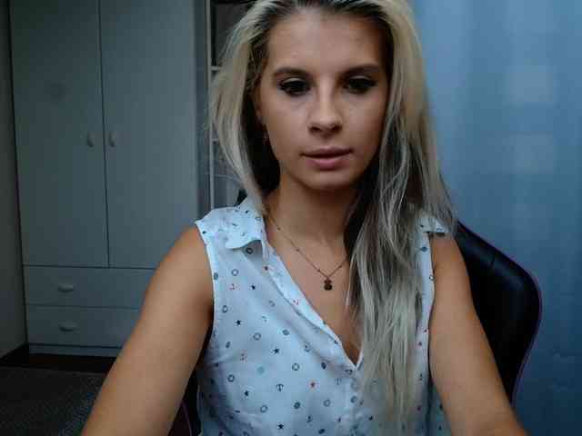 Model: KristineNatural