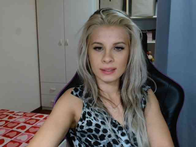 Model: KristineNatural