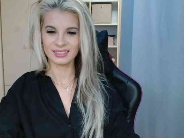 Model: KristineNatural