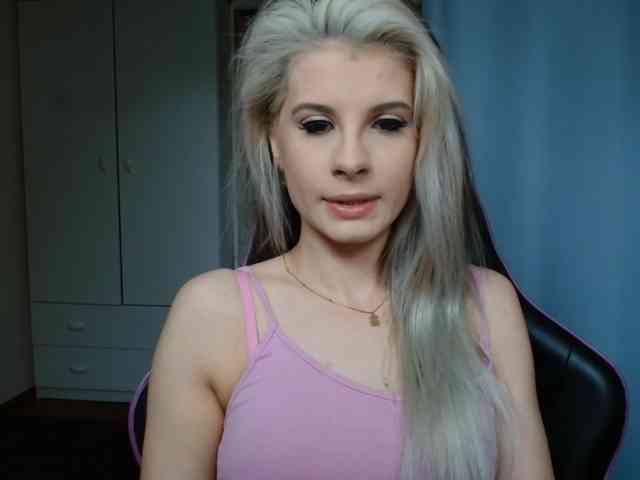 Model: KristineNatural