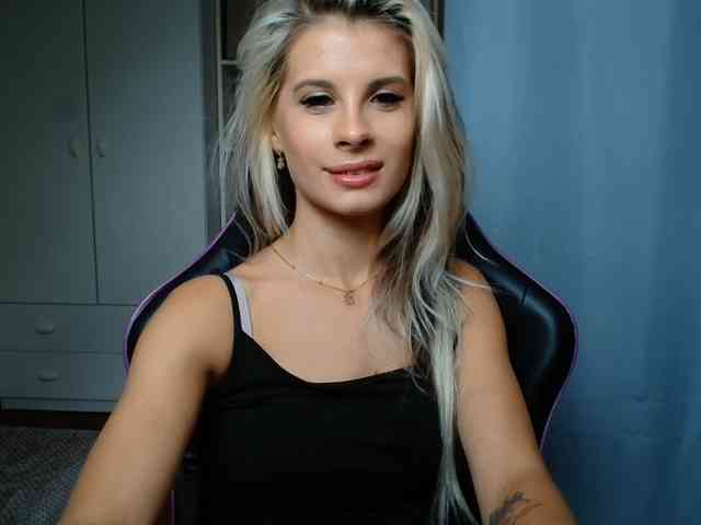 Model: KristineNatural