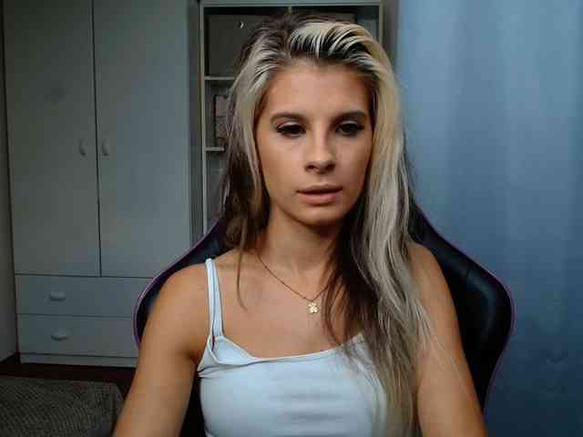 Model: KristineNatural