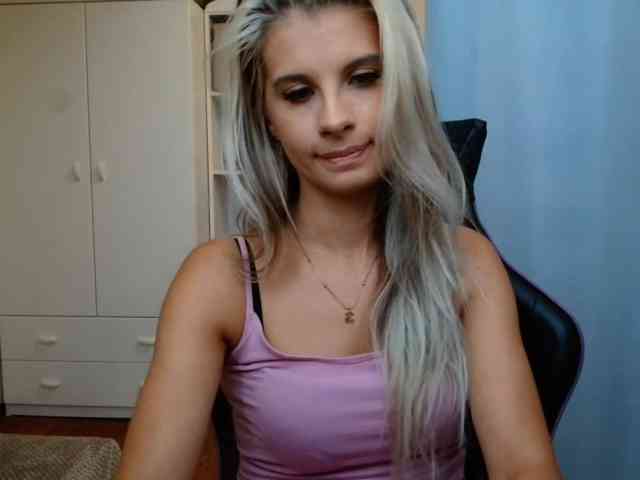 Model: KristineNatural