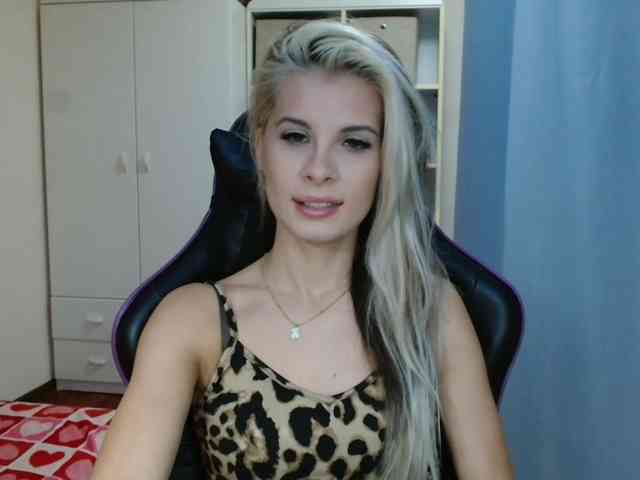 Model: KristineNatural
