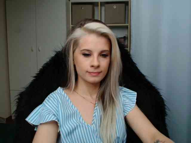 Model: KristineNatural