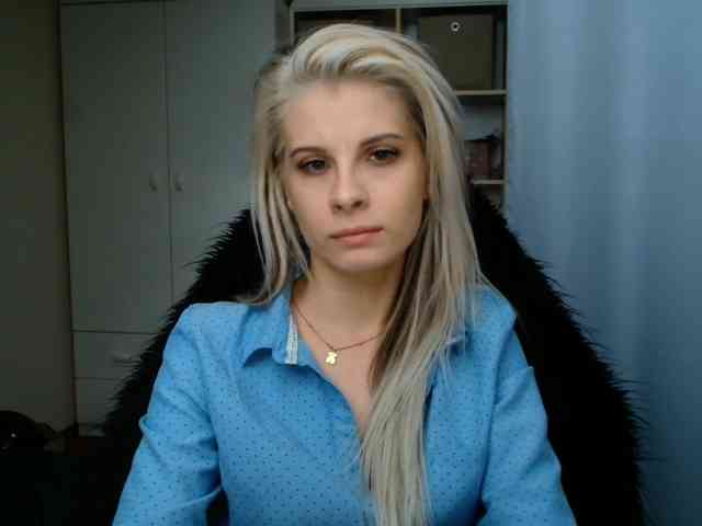 Model: KristineNatural