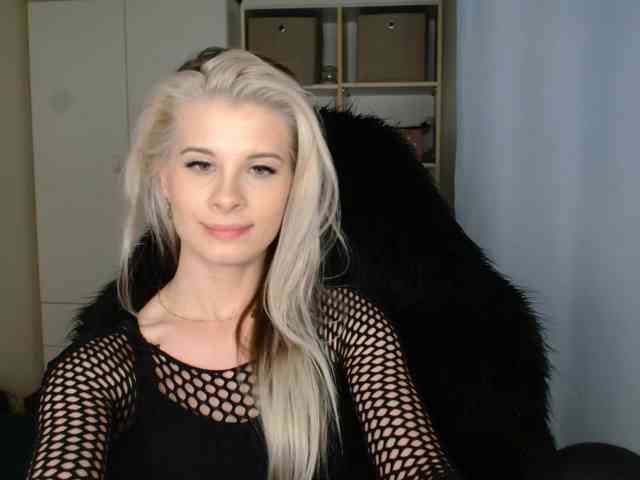 Model: KristineNatural