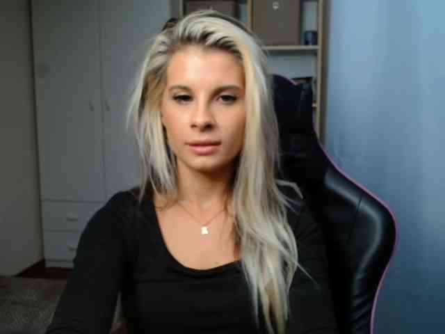 Model: KristineNatural
