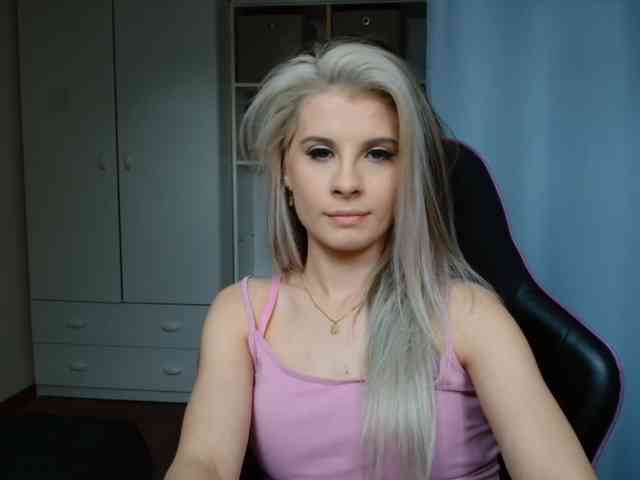 Model: KristineNatural