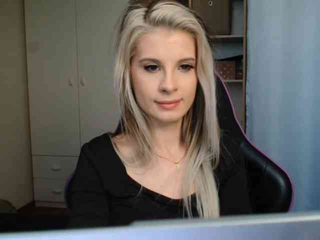 Model: KristineNatural