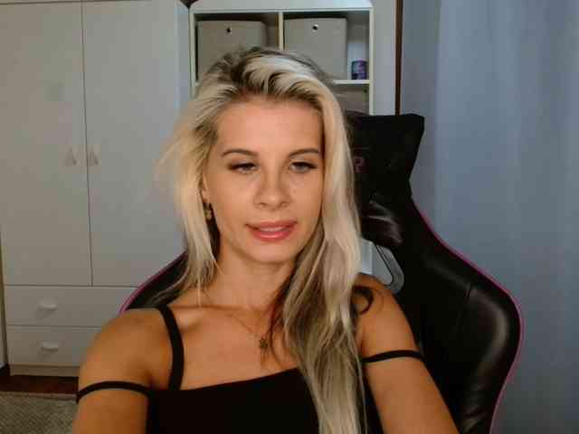 Model: KristineNatural