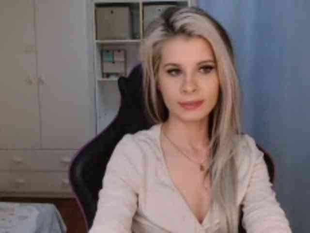 Model: KristineNatural