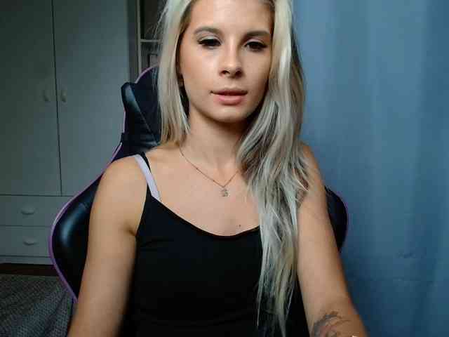 Model: KristineNatural