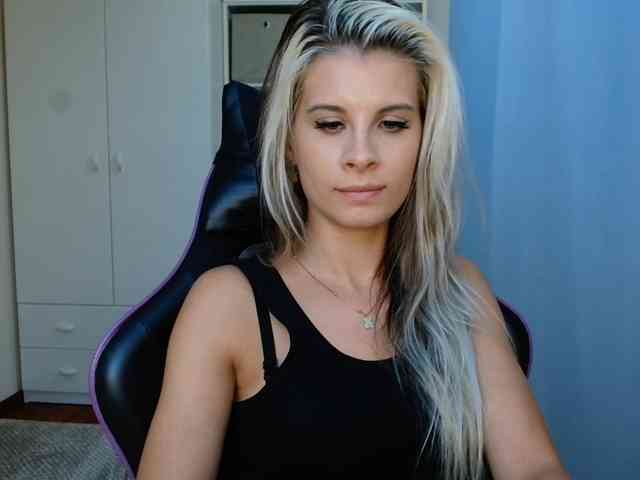 Model: KristineNatural