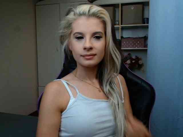 Model: KristineNatural