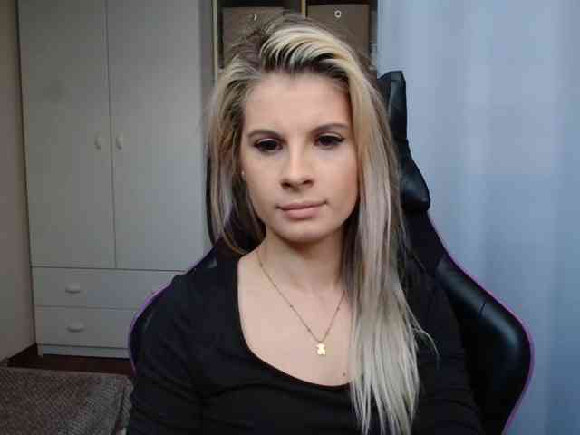 Model: KristineNatural