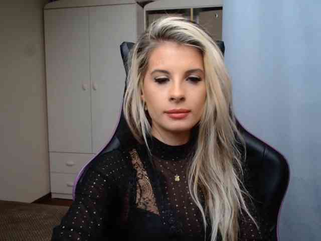Model: KristineNatural