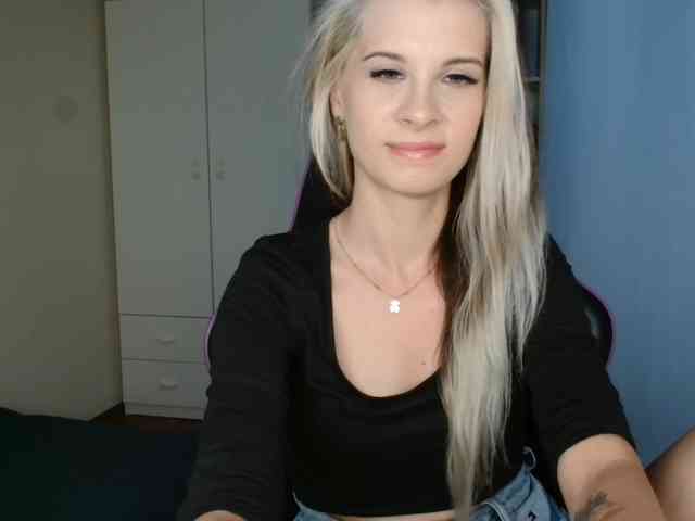 Model: KristineNatural