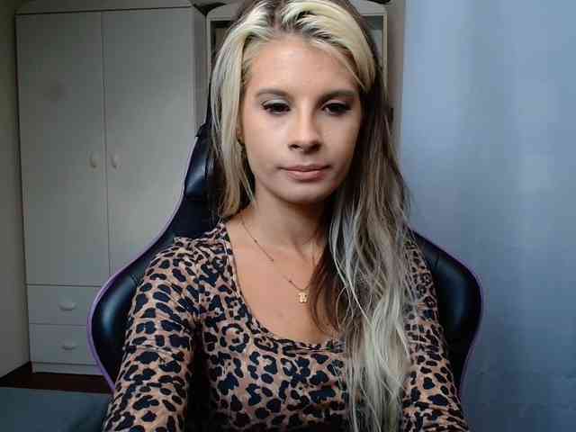 Model: KristineNatural