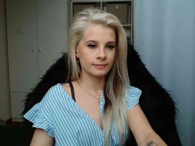 Model: KristineNatural
