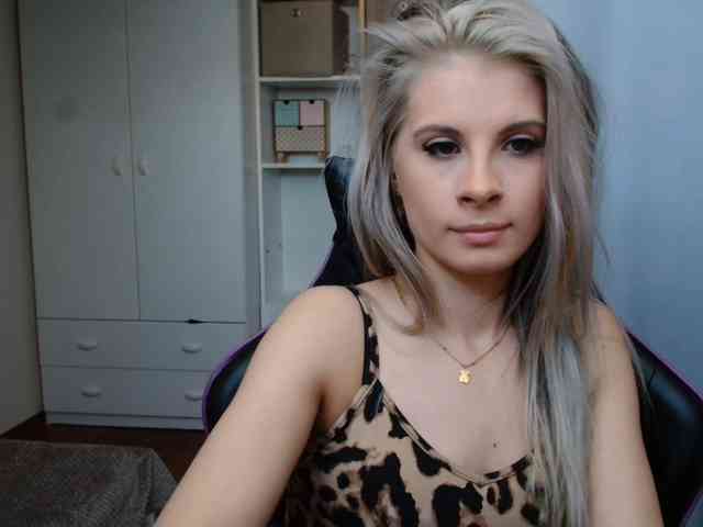 Model: KristineNatural
