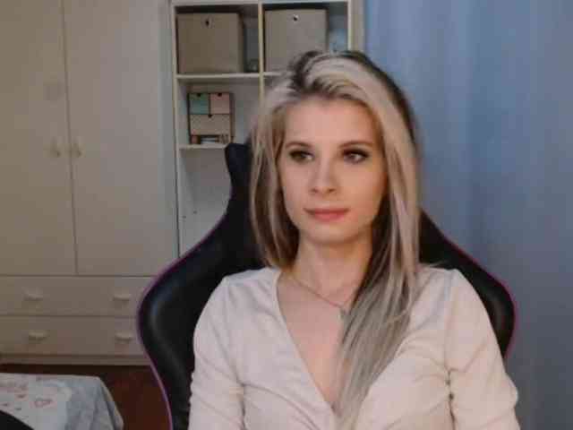 Model: KristineNatural