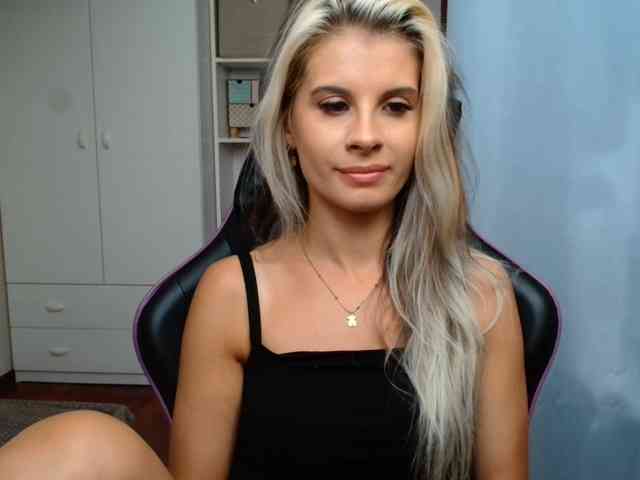 Model: KristineNatural