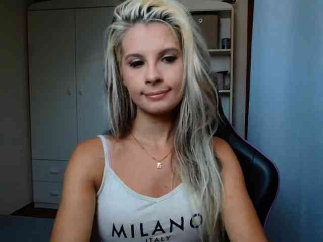 Model: KristineNatural