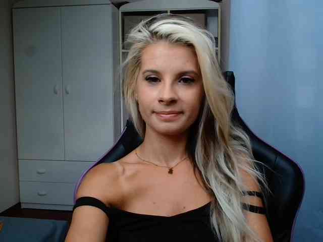Model: KristineNatural