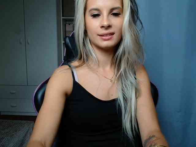 Model: KristineNatural