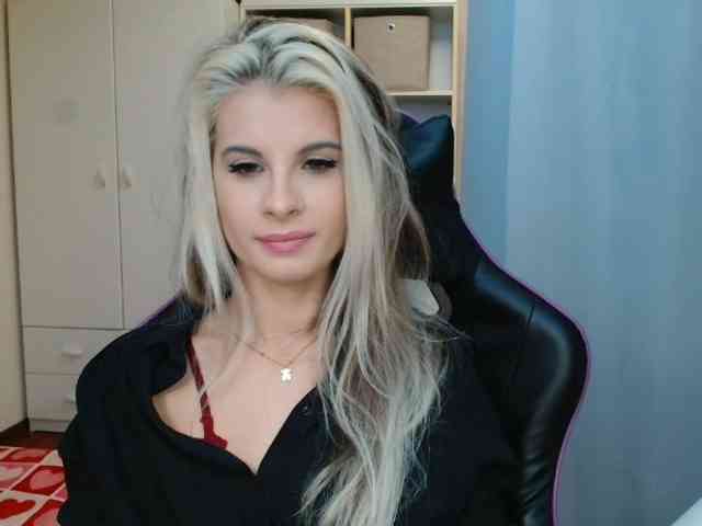 Model: KristineNatural