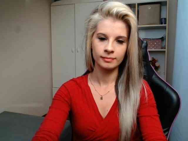 Model: KristineNatural