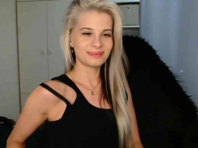 Model: KristineNatural