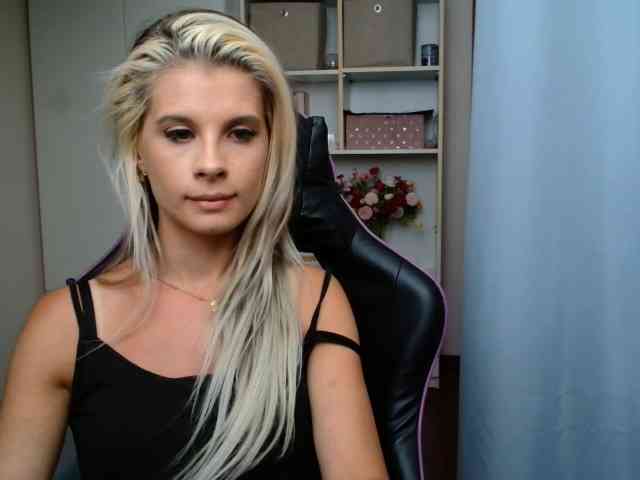Model: KristineNatural