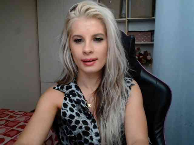 Model: KristineNatural