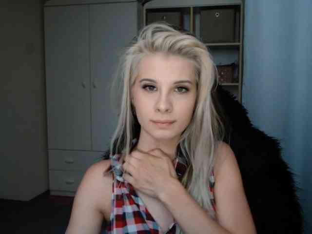 Model: KristineNatural