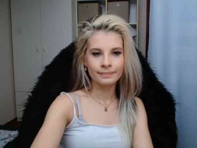 Model: KristineNatural