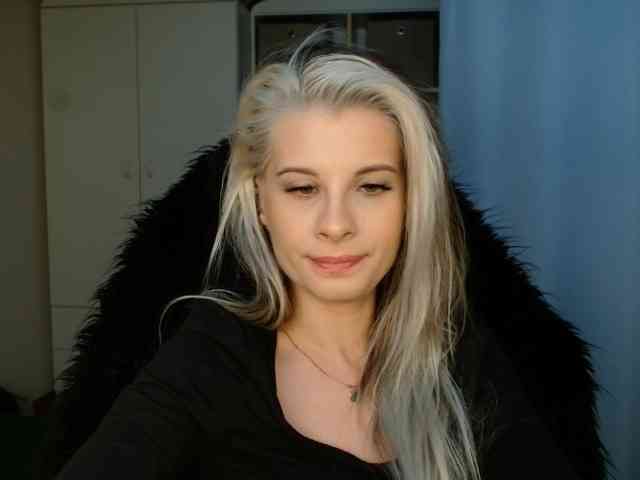 Model: KristineNatural