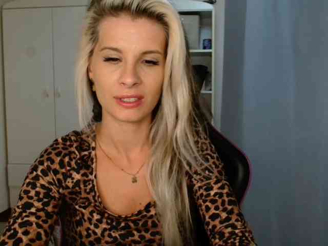 Model: KristineNatural