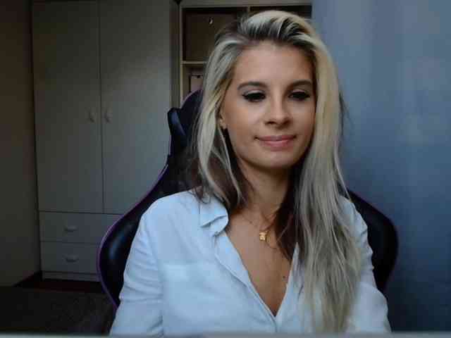 Model: KristineNatural